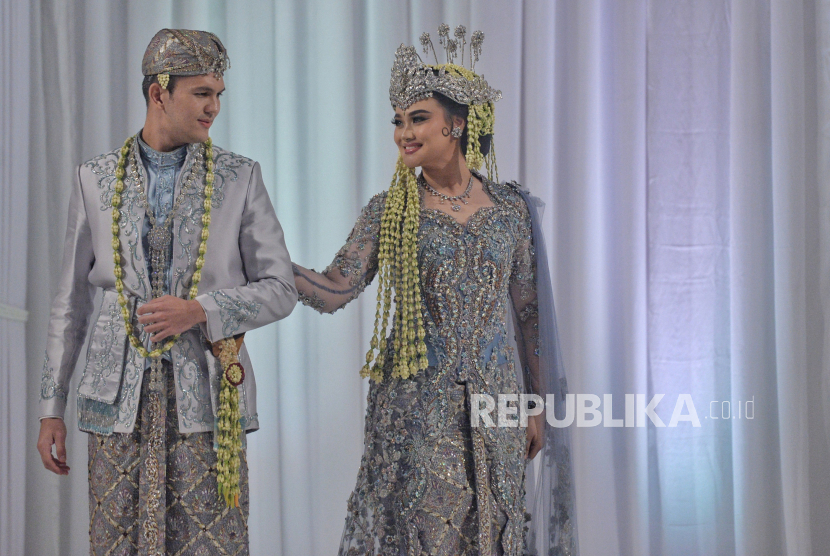 Model memperagakan busana pernikahan (ilustrasi). Ada beberapa warna yang sebaiknya tidak dipakai ketika menghadiri undangan pesta pernikahan.