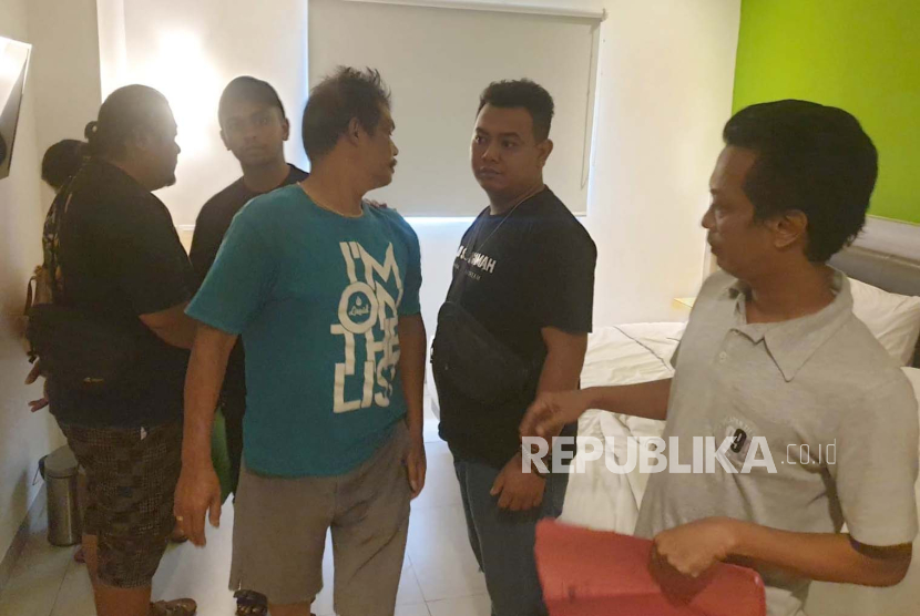 Penyidik Satreskrim Polres Subang menangkap pelaku pengedar miras oplosan yang menewaskan 11 orang di Subang, Senin (30/10/2023). 