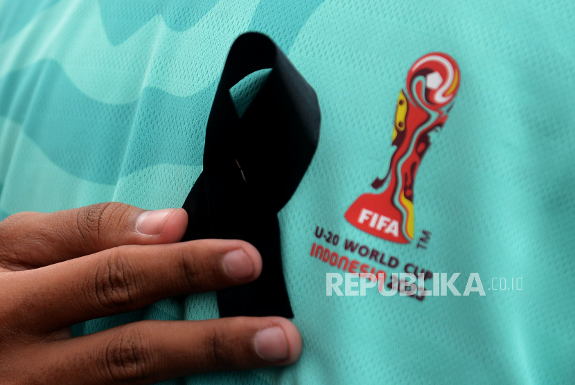 Sejumlah orang yang mengatasnamakan Centennialz mengenakan pita hitam saat melakukan aksi duka 1 juta pita hitam di Trotoar FX Sudirman, Jakarta, Jumat (31/3/2023). Aksi tersebut sebagai bentuk duka cita atas dibatalkannya Indonesia sebagai tuan rumah Piala Dunia U-20.