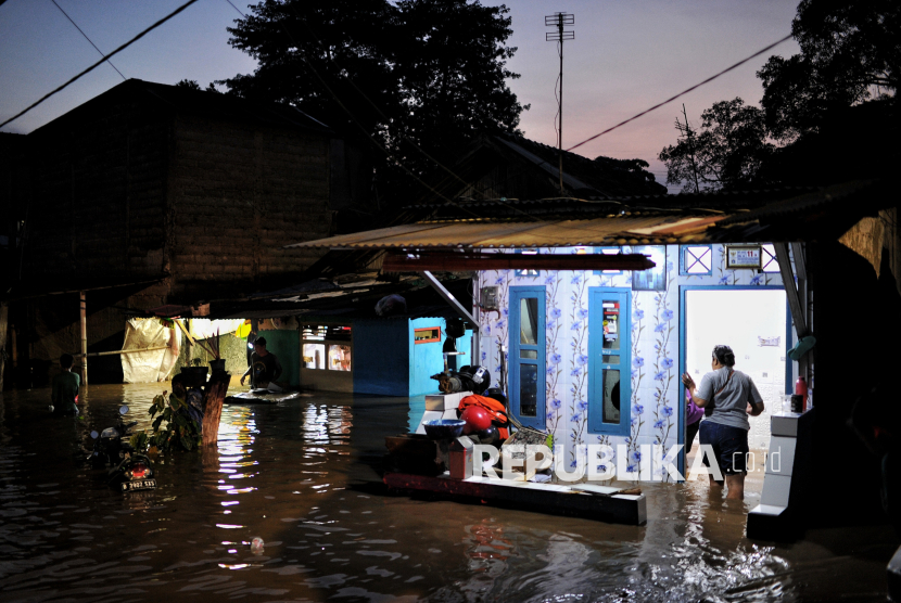 Sejumlah warga mengevakuasi barang-barang di rumahnya yang terendam banjir di kawasan Pejaten Timur, Jakarta Selatan, Senin (3/3/2025) petang WIB.