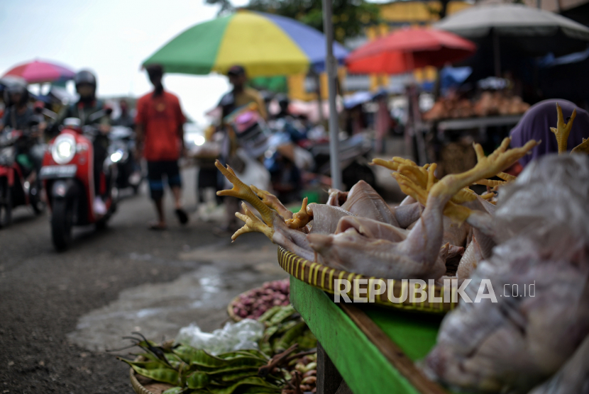 Pedagang daging ayam menunggu pembeli di pasar tradisional Pasar Minggu, Jakarta Selatan, Senin (19/12/2022).