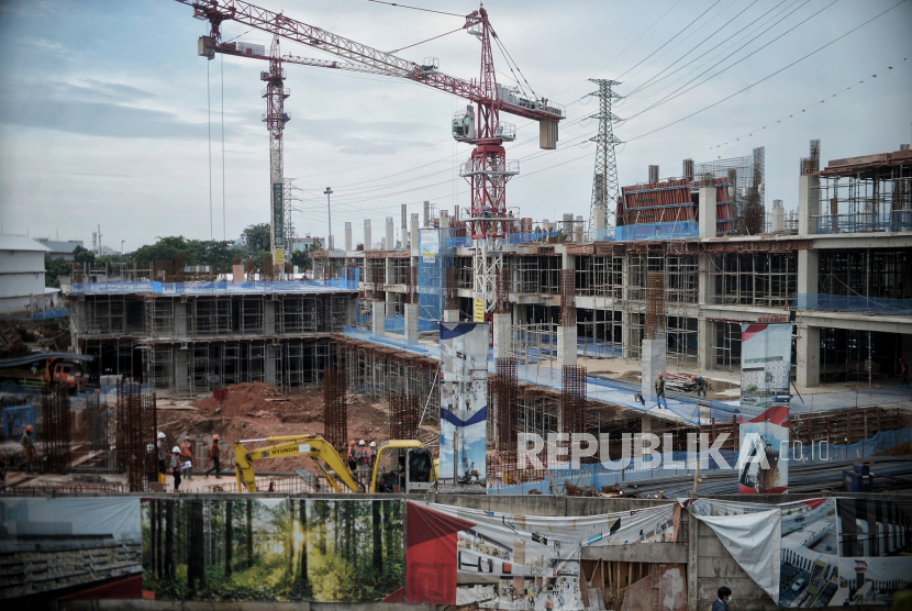 Pekerja menyelesaikan proyek pembangunan Pasar Senen Jaya Blok I dan II. Legislator desak Inspektorat DKI untuk periksa revitalisasi Pasar Senen yang mangkrak