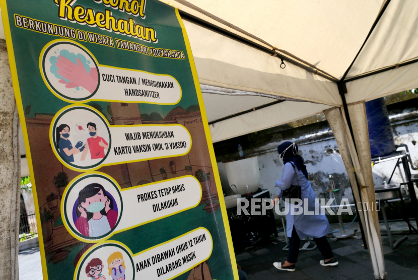 Poster syarat masuk destinasi wisata terpasang di Objek Wisata Tamansari, Yogyakarta (ilustrasi)