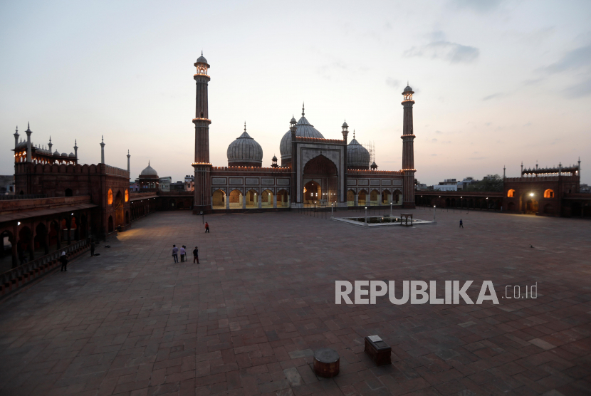 Pemandangan masjid Jama Masjid di kawasan tua Delhi, India, yang terlihat lengang saat waktu berbuka puasa Ramadhan di tengah wabah penyakit virus corona (COVID-19). 