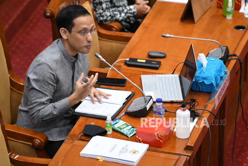 Menteri Pendidikan dan Kebudayaan Nadiem Makarim menyampaikan tanggapan tentang rekomendasi Panitia Kerja (Panja) Pembelajaran Jarak Jauh dalam rapat kerja bersama Komisi X DPR di Kompleks Parlemen Senayan, Jakarta, Kamis (27/8/2020). Rapat kerja tersebut  membahas tentang laporan keuangan Kementerian Pendidikan dan Kebudayaan Tahun Anggaran 2019, proses hibah hak paten merdeka belajar serta kebijakan sekolah yang berada dalam zona hijau COVID-19. 