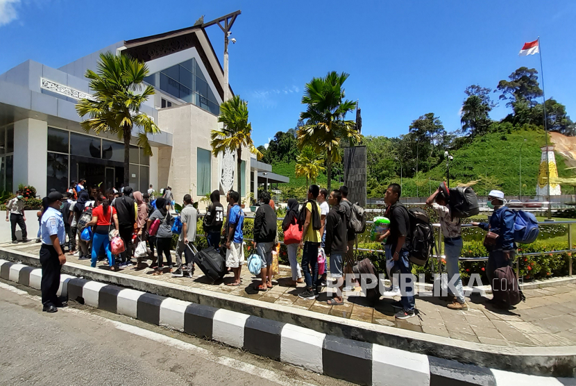Sejumlah Pekerja Migran Indonesia (PMI) antre memasuki gedung Pos Lintas Batas Negara (PLBN) Entikong, Kabupaten Sanggau, Kalbar, Jumat (27/3/2020). 