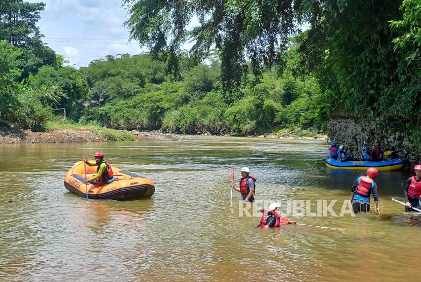Para peserta kegiatan Tasik Baseuh melakukan arung jeram di Sungai Ciwulan, Kecamatan Kawalu, Kota Tasikmalaya, Ahad (14/1/2024). 