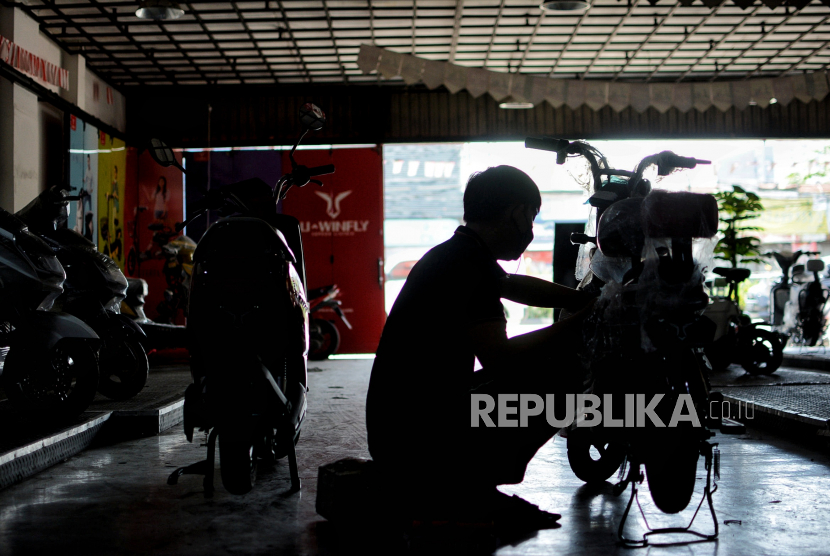 Teknisi mengecek kendaraan listrik di salah satu dealer sepeda motor listrik di Jakarta, Jumat (26/11). Pemerintah melibatkan pelaku usaha kecil dan menengah atau UKM dalam rangka mempercepat penerapan kendaraan listrik.