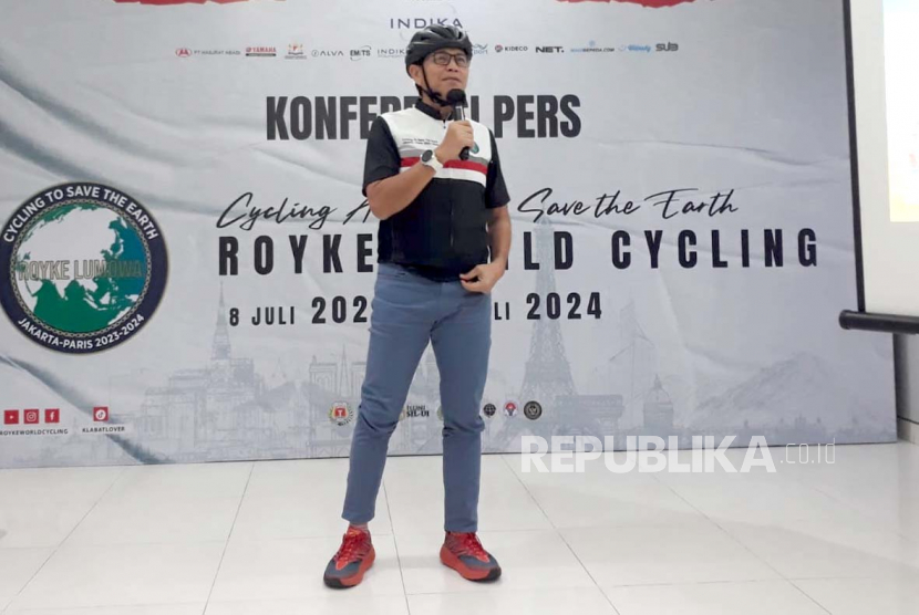Mantan Kakorlantas Polri Irjen (Purn) Royke Lumowa dalam jumpa pers Gowes ke 47 Negara, di Hotel Amaris, Gambir, Jakarta, Rabu (7/6)/2023). Royke akan bersepeda selama 481 hari. 