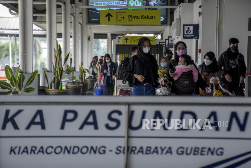 Sejumlah calon penumpang berjalan menuju Kereta Api (KA) Pasundan di Stasiun Kiaracondong, Kota Bandung, Rabu (27/4/2022). PT KAI Daop 2 Bandung menyatakan, tiket KA Tambahan tanggal 26 April hingga 9 Mei sudah habis terjual.