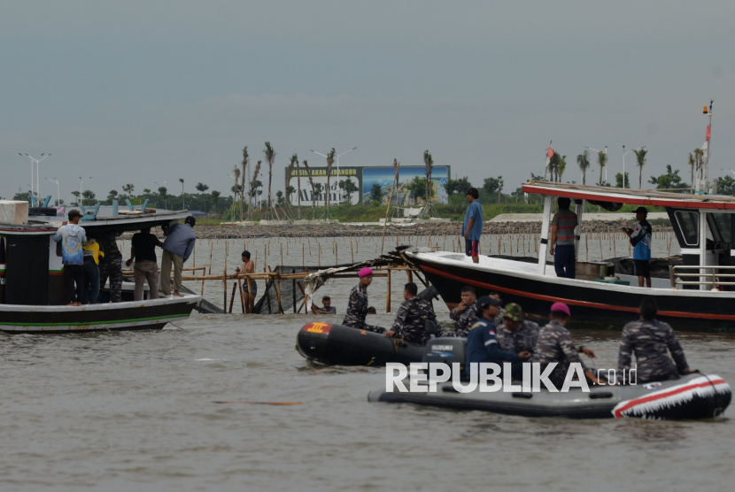 Personil TNI AL bersama warga membongkar pagar laut di Perairan Tanjung Pasir, Kabupaten Tangerang, Banten, Sabtu (18/1/2025). TNI Angkatan Laut bersama dengan nelayan membongkar pagar laut misterius sepanjang 30,16 km di Kabupaten Tangerang, secara manual. Pembongkaran pagar laut dipimpin langsung oleh Komandan Pangkalan Utama AL (Danlantamal) III Jakarta Brigadir Jenderal (Mar) Harry Indarto.