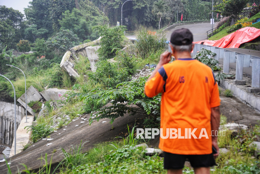 Warga mengamati lokasi jalan yang ambles di Kawasan Batu Tulis, Kota Bogor, Jawa Barat, Selasa (4/3/2025).