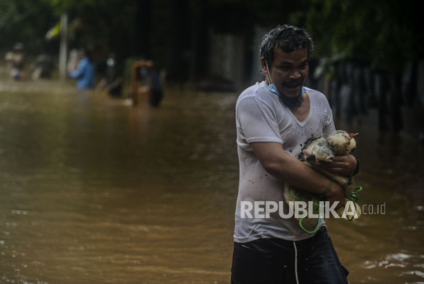 Warga mendapatkan ikan dari hasil menjala di Jalan TB Simatupang, Jakarta Selatan, Sabtu (20/2) pagi WIB, yang kebanjiran akibat intensitas hujan sangat deras.