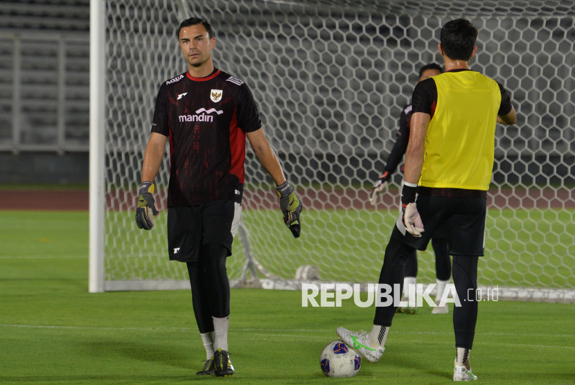Penjaga gawang Timnas Indonesia Emil Audero saat sesi latihan jelang melawan Timnas China di Stadion Madya, Komplek GBK, Senayan, Jakarta, Senin (2/6/2025). Latihan tersebut sebagai persiapan jelang melawan Timnas China dalam laga kualifikasi Piala Dunia FIFA 2026 Zona Asia Grup C di Stadion Utama Gelora Bung Karno, Jakarta pada Kamis (5/6).