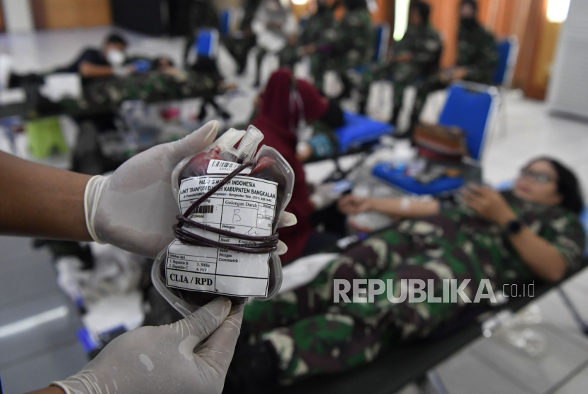 Petugas PMI menunjukan kantong darah pada saat kegiatan donor darah Surabaya, Jawa Timur. Pendonor darah di Kota Surabaya mencapai 12 ribu tiap bulannya.