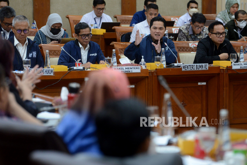 Menteri BUMN Erick Thohir menyampaikan paparan pada rapat kerja dengan Komisi VI DPR di Kompleks Parlemen, Senayan, Jakarta, Senin (13/2/2023). Rapat tersebut membahas evaluasi kinerja kementerian BUMN tahun 2022.