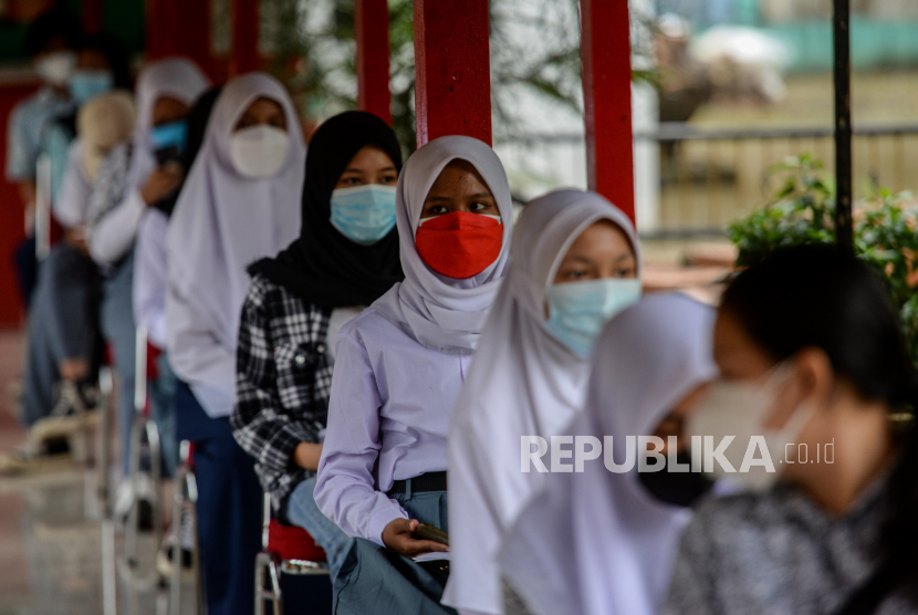 Pelajar mengantre untuk mendapatkan vaksin Covid-19 di SMAN 113 Jakarta di kawasan Lubang Buaya, Jakarta Timur, Kamis (22/7). Vaksinasi Covid-19 tersebut diperuntukan bagi kalangan pelajar dengan usia 12-17 tahun di wilayah Lubang Buaya,  Jakarta Timur, dengan target vaksinasi sebanyak 1.000 orang.