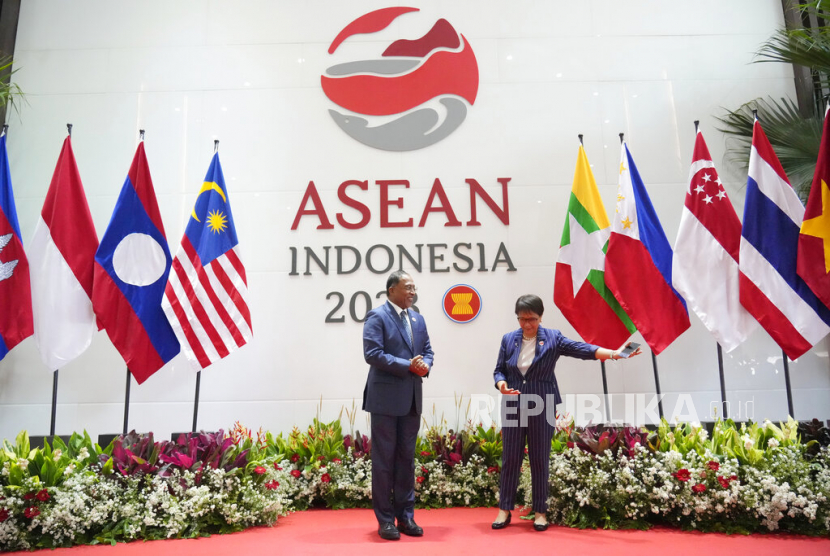 Indonesian Foreign Minister Retno Marsudi, right, greets Malaysian Foreign Minister Zambry Abdul Kadir during the Association of Southeast Asian Nations (ASEAN) Coordinating Council Meeting at the ASEAN Secretariat in Jakarta, Indonesia, Friday, Feb. 3, 2023. Southeast Asian foreign ministers are meeting in Indonesia
