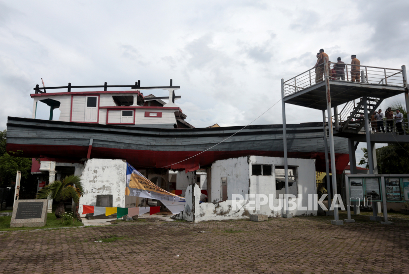Situs wisata tsunami kapal di atas rumah di Desa Lampulo, Banda Aceh, Aceh. Kapal itu menjadi saksi bisu bencana tsunami pada 26 Desember 2004.
