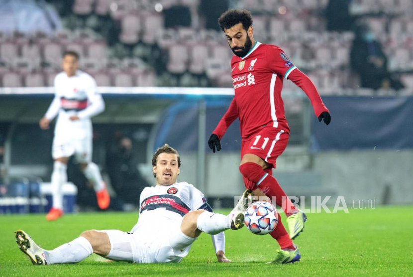 Penyerang Liverpool Mohamed Salah (kanan) saat menghadapi Midtjylland pada pertandingan Liga Champions, Kamis (10/12) dini hari WIB.