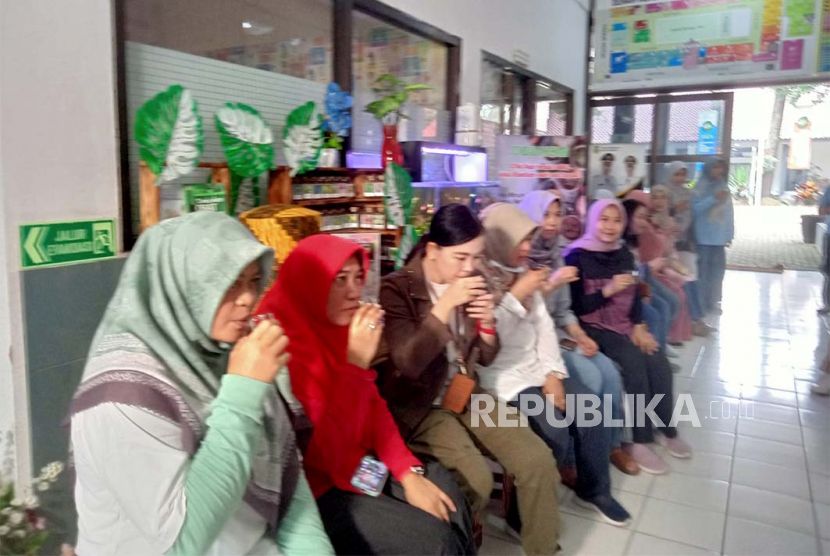 Warga menikmati minuman herbal yang disajikan dalam gerakan Jumbara Menari di kantor Dinas Kesehatan (Dinkes) Kota Sukabumi, Jawa Barat, Jumat (16/6/2023).