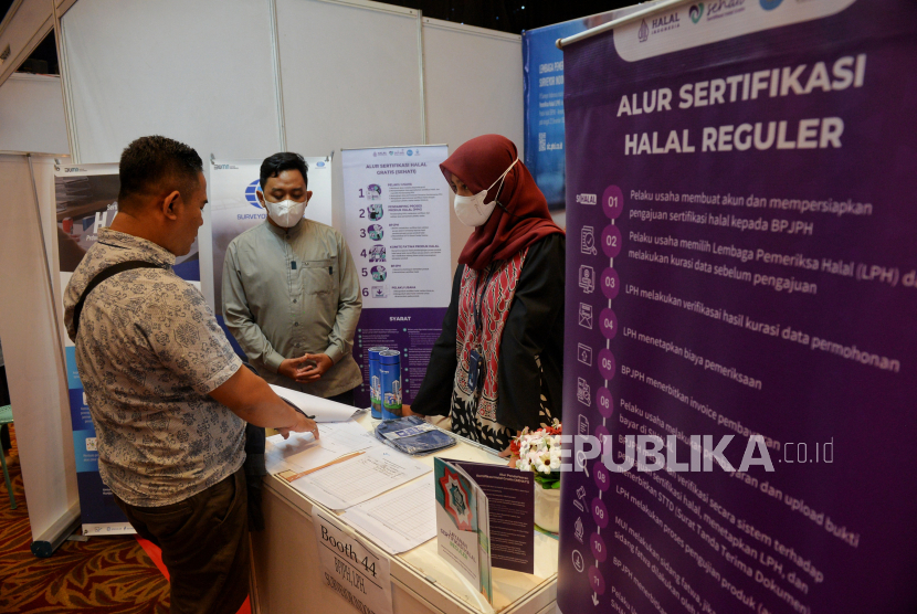 Pengunjung berkonsultasi terkait sertifikasi halal (ilustrasi).