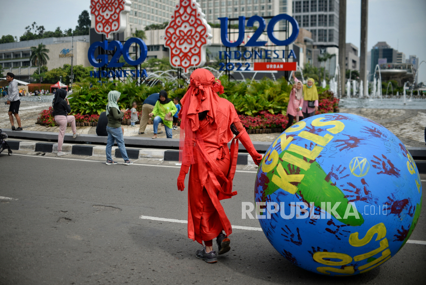 Aktivis lingkungan yang tergabung dalam Extinction Rebellion Indonesia (XR)  melakukan aksi saat Hari Bebas Kendaraan Bermotor (HBKB) di kawasan Bundaran Hotel Indonesia, Jakarta, Ahad (13/11/2022). Inggris akan berperan lebih besar dengan Asia Tenggara terutama dalam membantu transisi energi hijau. 