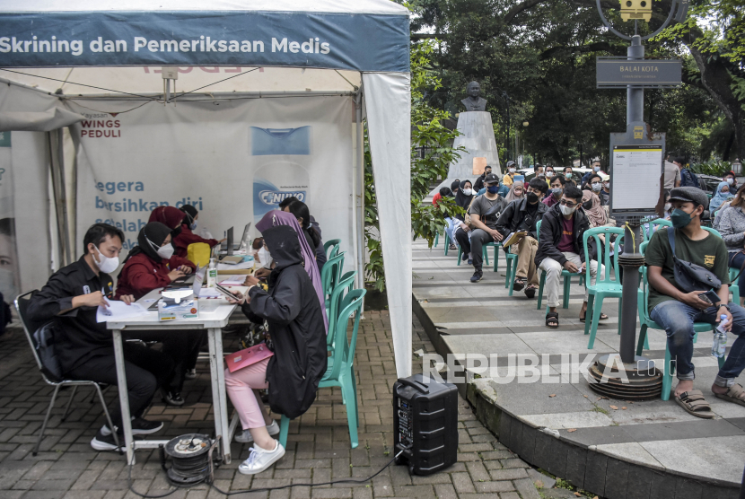 Warga menunggu giliran untuk menjalani vaksinasi Covid-19 di Taman Dewi Sartika, Jalan Wastukencana, Kota Bandung, Selasa (18/10/2022). Antisipasi Lonjakan Covid-19, Pemkot Bandung Sebar Vaksin Tambahan