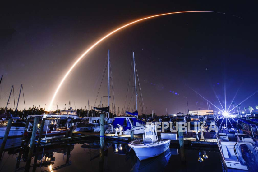 Roket SpaceX yang tidak mengorbit membuat lubang sementara di bagian atas atmosfer, sehingga menciptakan gumpalan cahaya terang di langit.