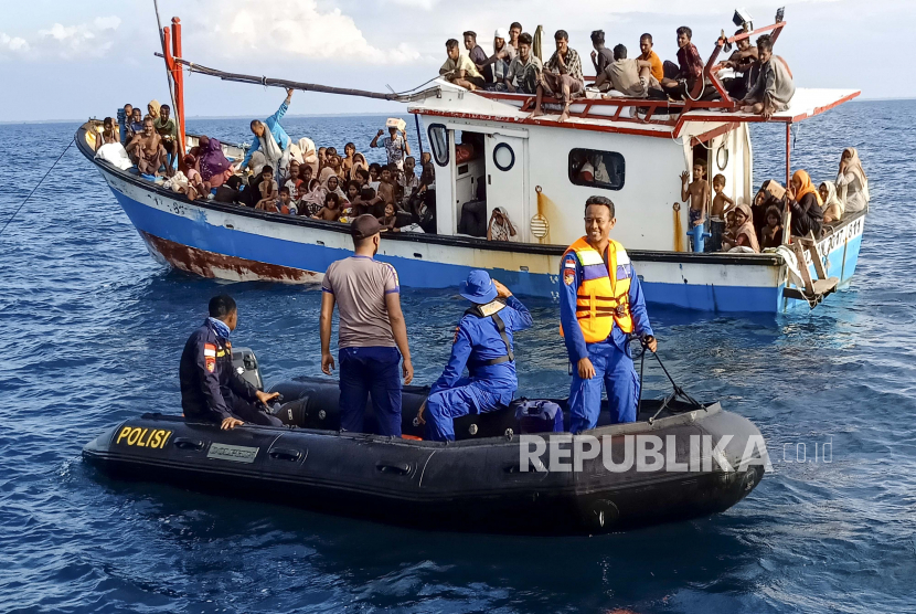 Pengungsi etnis Rohingya berada di atas kapal KM Nelayan 2017.811 milik nelayan Indonesia di pesisir Pantai Seunuddon. Kecamatan Seunuddon, Aceh Utara, Aceh. (24/6/2020). Sebanyak 94 orang pengungsi etnis rohingya, terdiri dari 15 orang laki-laki, 49 orang Perempuan dan 30 orang anak-anak  ditemukan terdampar sekitar 4 mil dari pesisir Pantai Seunuddon.  