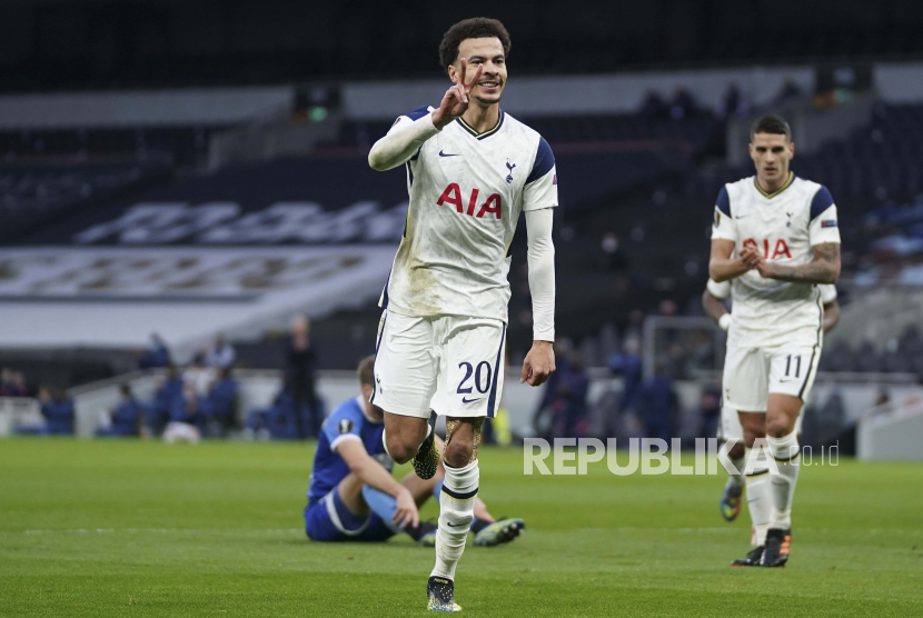 Dele Alli (tengah) dari Tottenham merayakan kemenangan setelah memimpin 1-0 pada babak 32 besar Liga Europa UEFA, pertandingan sepak bola leg kedua antara Tottenham Hotspur dan Wolfsberger AC di London, Inggris, 24 Februari 2021.