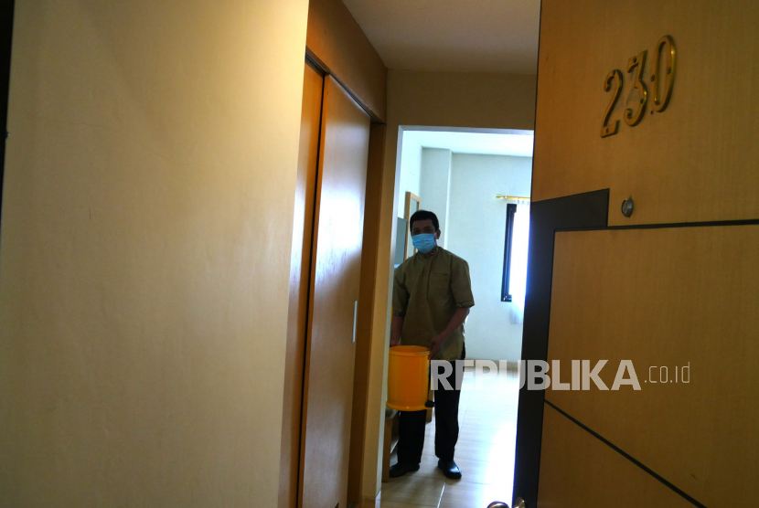 Petugas menginspeksi kamar hotel di Yogyakarta, Rabu (14/7). 