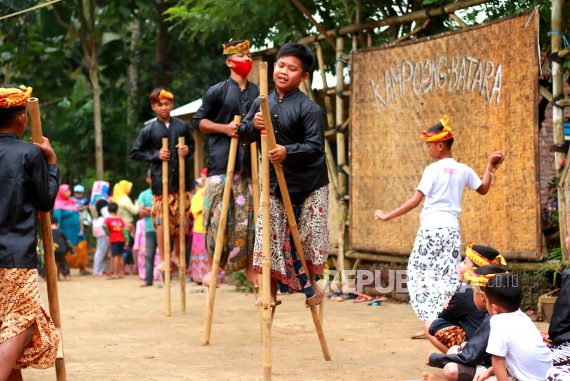 Anak-anak bermain pecut egrang di Kampung Baca Taman Rimba Papring Kalipuro, Banyuwangi, Jawa Timur, Selasa (3/8/2020). Kegiatan permainan tradisional anak-anak sekolah adat itu, sebagai persiapan peringatan Hari Internasional Masyarakat Adat Sedunia (HIMAS) yang akan digelar serempak  secara daring pada 9 Agustus 2020.