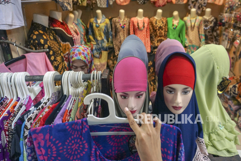 Konsumen memilih baju muslim. Penjualan baju melalui situs online justru meningkat hingga dua kali lipat.