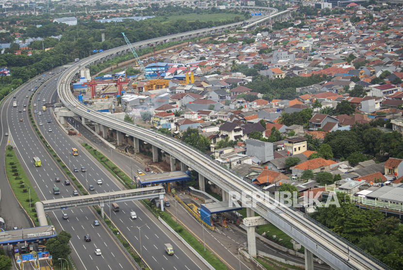 Pembangunan ruas jalur kereta LRT Jabodebek berlangsung di samping Tol Jakarta-Cikampek, Jakarta, Minggu (10/1/2021). Kementerian Keuangan optimistis pertumbuhan ekonomi Indonesia pada 2021 akan naik hingga lima persen karena adanya peningkatan konsumsi di masa adaptasi kebiasaan baru dan dukungan pemerintah untuk mempertahankan daya beli masyarakat. 