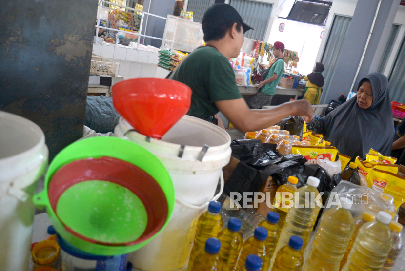 Warga membeli kebutuhan bahan pokok minyak goreng di Pasar Prawirotaman, Yogyakarta, Selasa (12/12/2023). 