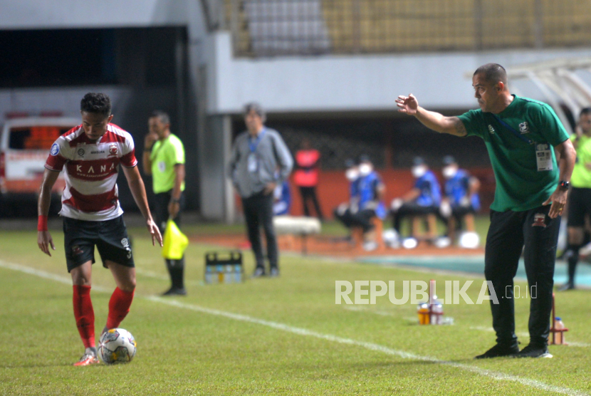Fabio Lefundes memberikan instruksi saat masih menangani Madura United 