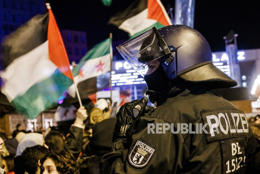 Petugas polisi mengamankan aksi solidaritas bagi rakyat Palestina, di Berlin, Jerman, Ahad (5/11/2023).