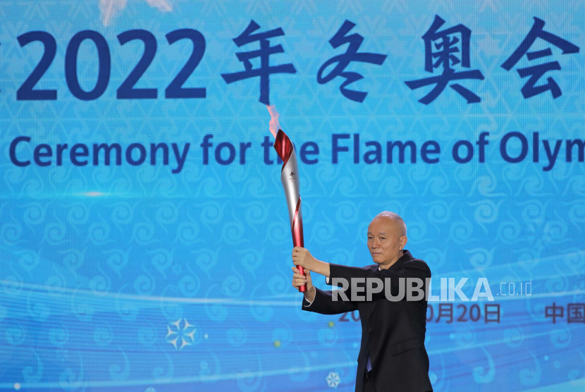 Cai Qi, Sekretaris Partai Komunis Beijing dan Presiden Komite Penyelenggara Beijing 2022, memegang obor dengan Api Olimpiade pada upacara penyambutan api untuk Olimpiade Musim Dingin Beijing 2022 di Beijing, Cina, 20 Oktober 2021. 
