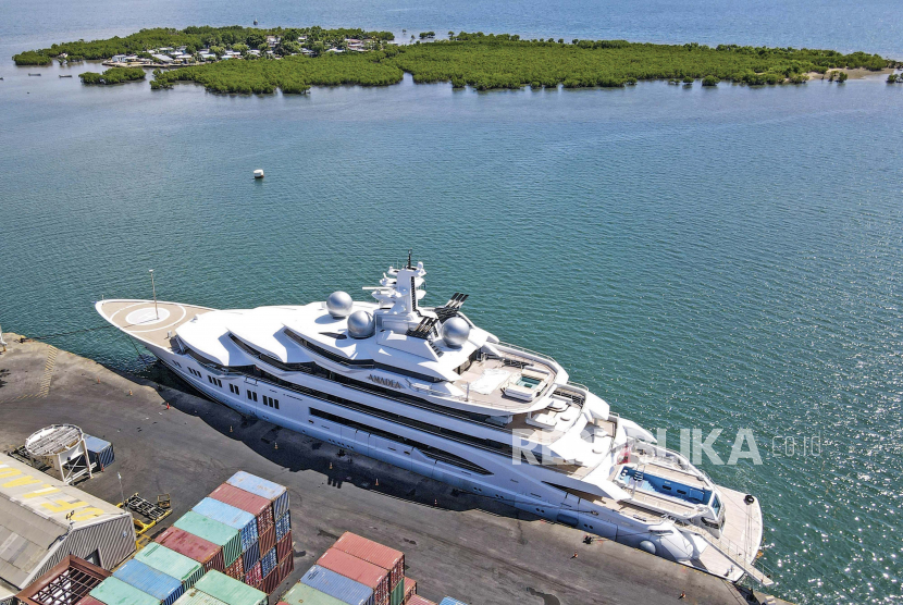  Superyacht Amadea berlabuh di Queens Wharf di Lautoka, Fiji, pada 15 April 2022.