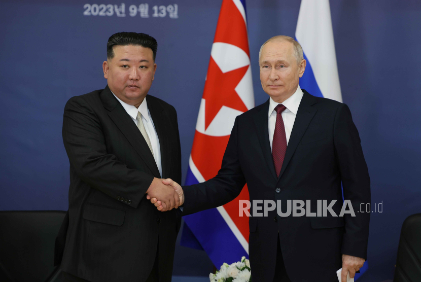 Presiden Rusia Vladimir Putin (kanan) berjabat tangan dengan pemimpin Korea Utara Kim Jong Un (kiri) selama pertemuan mereka di Rusia pada 13 September 2023.