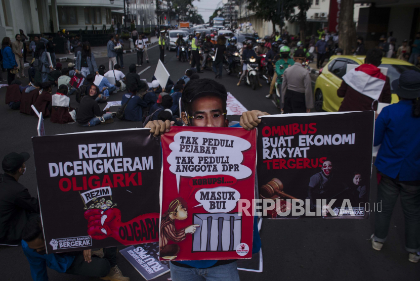 Massa yang tergabung dalam Poros Revolusi Mahasiswa Bandung berunjuk rasa di depan Gedung Merdeka Bandung, Jawa Barat, Kamis (9/7/2020). Mereka mendesak DPR mencabut UU Minerba, menghentikan pembahasan RUU Omnibus Law dan menuntut pemerintah untuk memberikan pendidikan gratis serta kebijakan yang baik dalam mengatasi pandemi COVID-19. ANTARA FOTO/Novrian Arbi/aww.