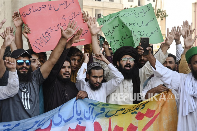 Demonstran melakukan aksi protes terhadap pembakaran salinan Alquran di Swedia, di Lahore, Pakistan, Ahad (2/7/2023).