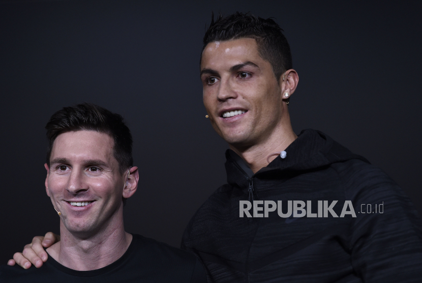  Pemain Argentina Lionel Messi (kiri) dan Cristiano Ronaldo dari Portugal.