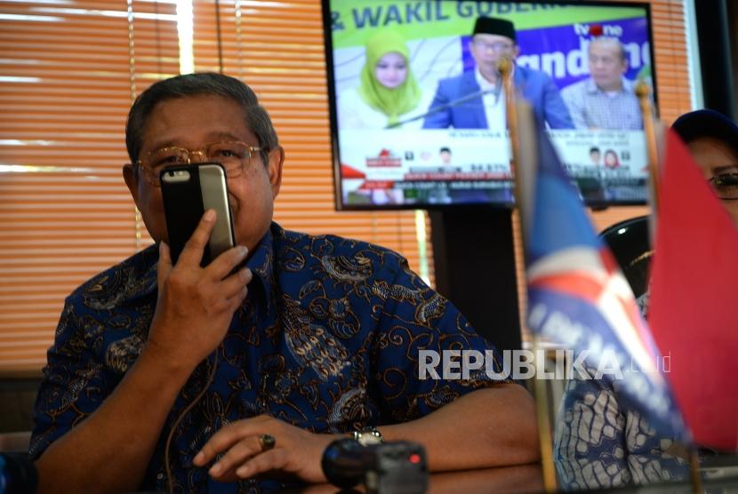 Monitoring Penghitungan Cepat Pilkada. Ketua Umum Partai Demokrat Susilo Bambang Yudhoyono (SBY) (kedua kiri) menelfon peserta cagub Jawa Timur Khofofah Indarparawansa di DPP Partai Demokrat, Jakarta, Rabu (27/6).