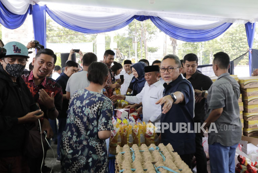 Menteri Perdagangan Zulkifli Hasan mengunjungi Pasar Mardika di Kota Ambon, Maluku pada Ahad (18/6/2023) untuk mengecek harga dan ketersediaan barang kebutuhan pokok.