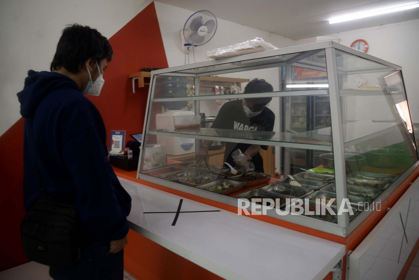 Penjual melayani pembeli di Rumah Makan Wartegan, Ampera, Jakarta, Senin (26/7)