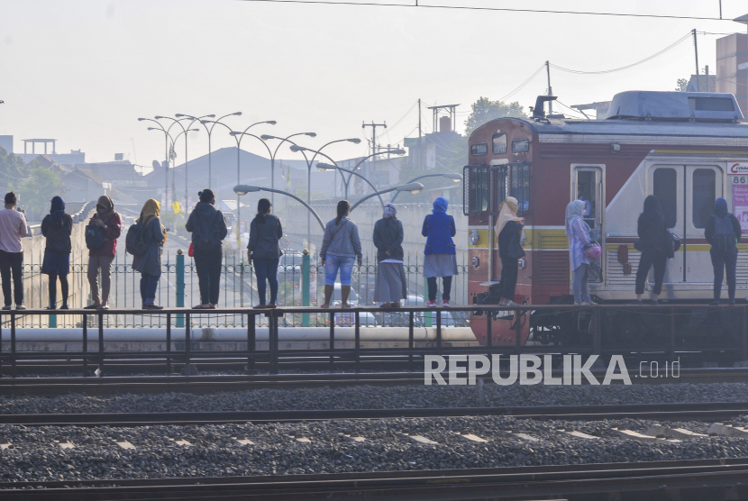 Sejumlah penumpang KRL ( Kereta Rel Listrik ) Commuter Line antre menunggu kereta di Stasiun Tambun, Kabupaten Bekasi, Jawa Barat, Senin (22/6/2020). Antrean calon penumpang ini akibat adanya pembatasan jumlah penumpang di dalam  rangkaian KRL
