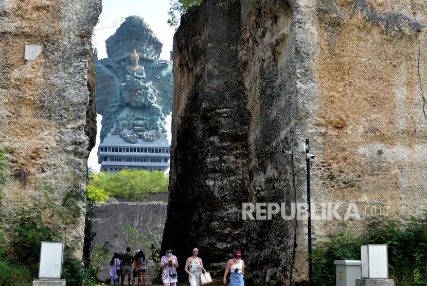 Wisatawan mengunjungi Garuda Wisnu Kencana (GWK) Cultural Park. Ilustrasi