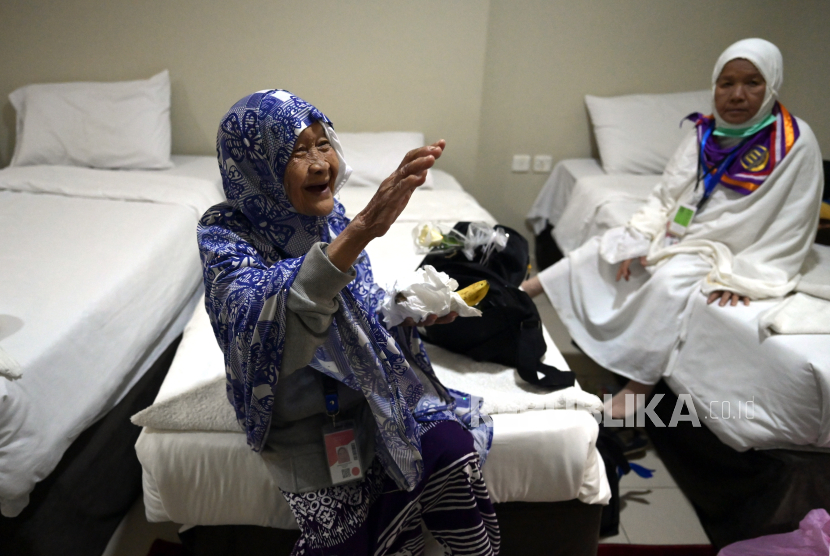 Sejumlah jamaah calon haji Indonesia berada di kamar hotelnya di Makkah, Arab Saudi, Senin (20/5/2024).